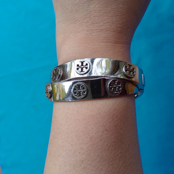 Tory Burch Metal Double-Wrap Logo Bracelet - Picture 7 of 8